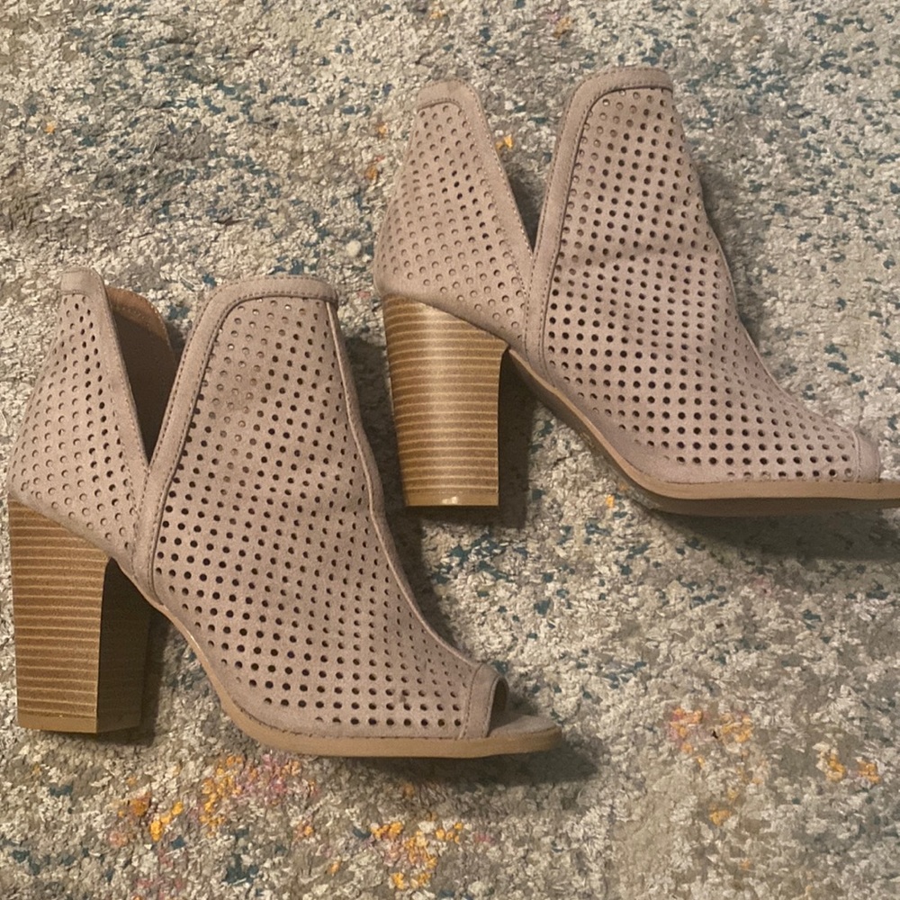 New Qupid Tan Heeled Open Toe Shoes 9